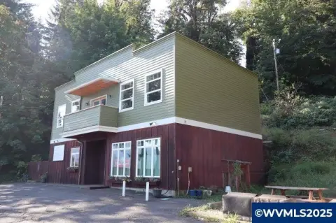 Grocery Store with Walk-In Cooler