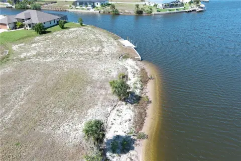 Waterfront Residential Land in Cape Coral