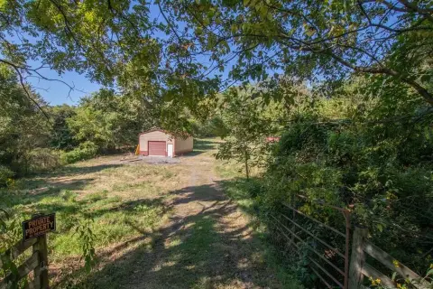 Damascus Land with Metal Garage