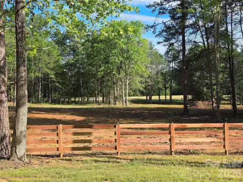 Horse-Fenced Mini-Farm Acreage