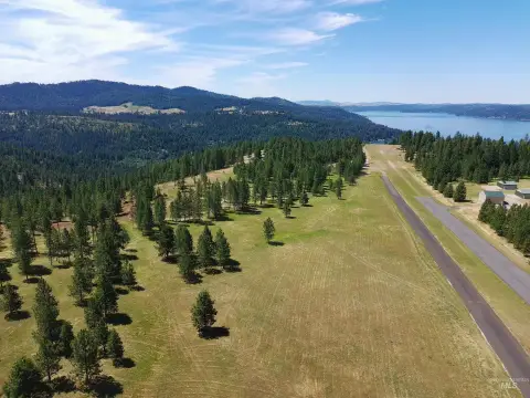 Airstrip-Bordering Fly-In Land