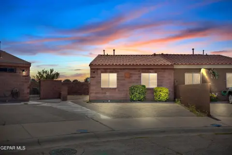 Charming Duplex in Oasis Ranch