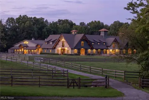 Equestrian Farm with Indoor Arena