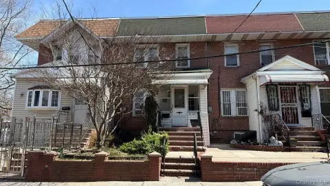 Colonial Style Home in Woodhaven