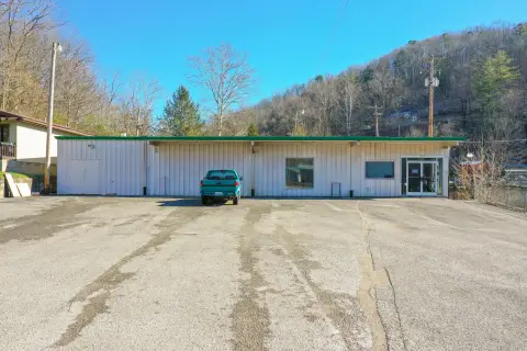 Versatile Commercial Building in McKee