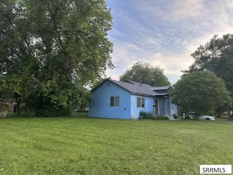 Triplex With Expansive Lot