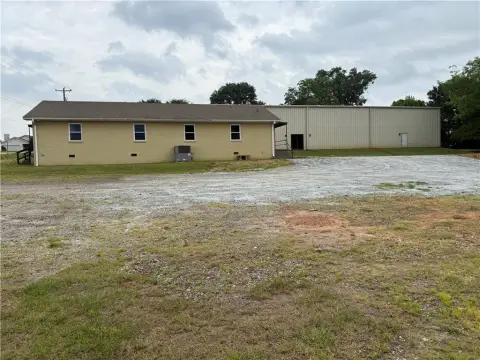 Adaptable Commercial Property on Highway
