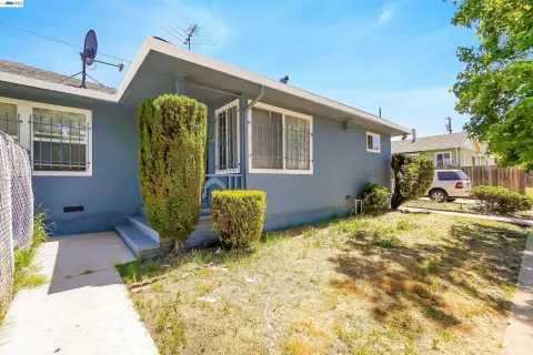Oakland Duplex with Income Potential