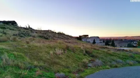 Expansive Residential Lot in Pasco