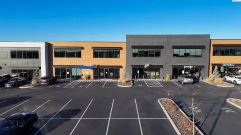 Mixed-Use Suite With Loading Access