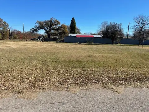 Vacant Lot in Downtown Malakoff