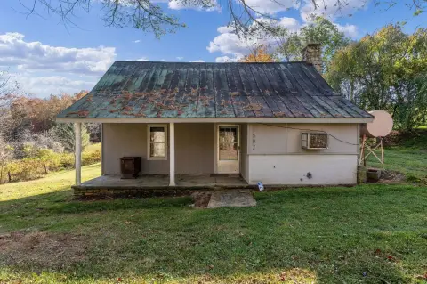 Shady Valley Farmhouse on Acreage