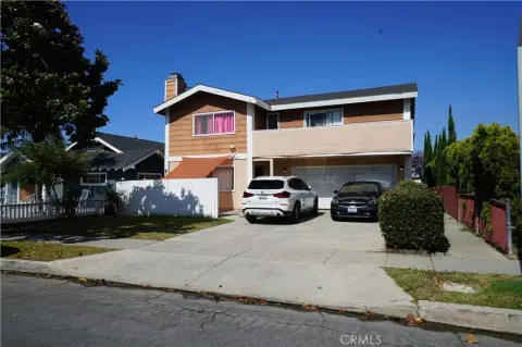 Long Beach Triplex Built in 1988