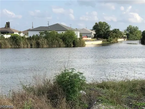 Oversized Homesite on Freshwater Canal
