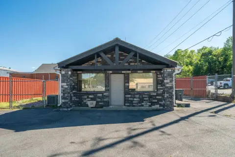 Commercial Building on Corner Lot