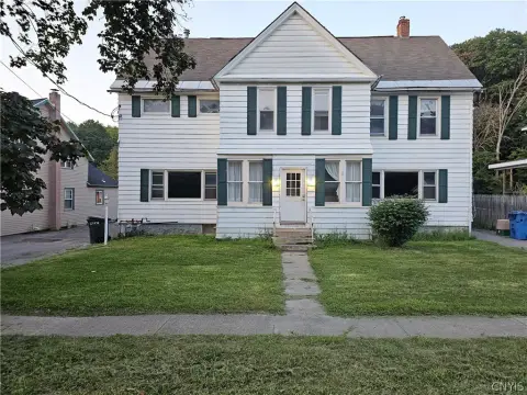 Spacious Duplex With Large Yard