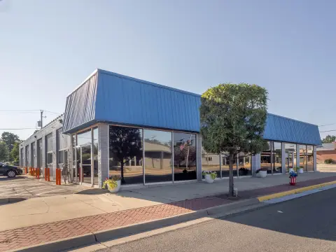 Multi-Suite Commercial Storefront