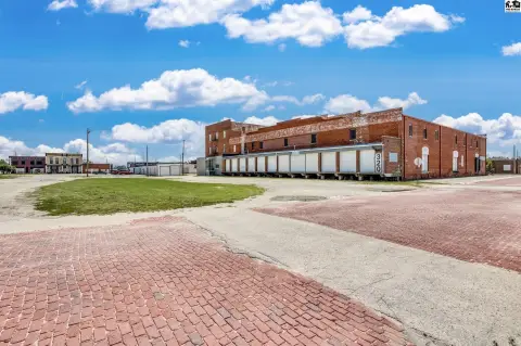 Spacious Brick Warehouse in Hutchinson