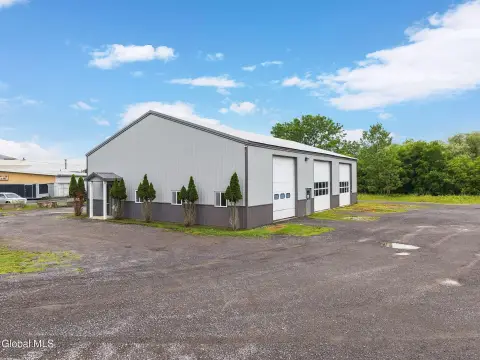 Warehouse with Overhead Bays