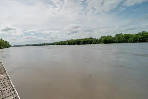 Mississippi Riverfront Building Opportunity