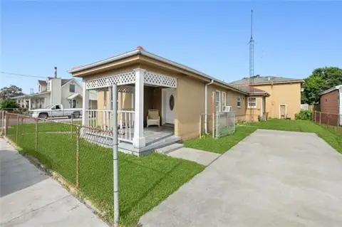 Triplex with On-Site Coin Laundry