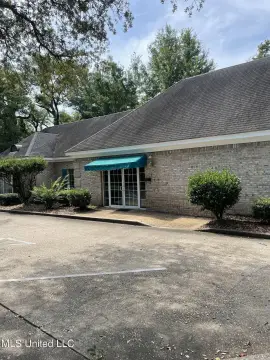 Retail or Office with Ample Parking