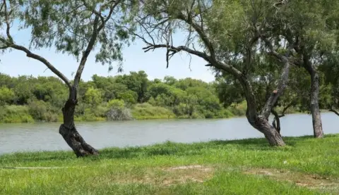 Los Fresnos Land with River
