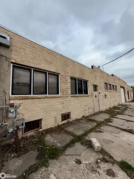 Warehouse with Dual Loading Access