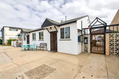 Six-Unit Bungalow Apartment Building