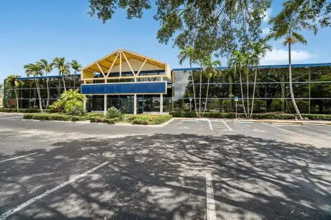 Prime Location on Oakland Park