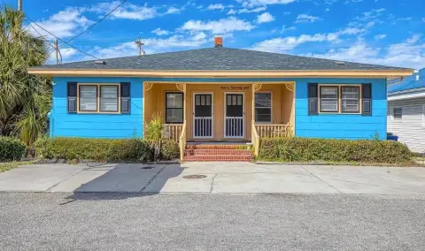 Cabin-Style Triplex Near Beach