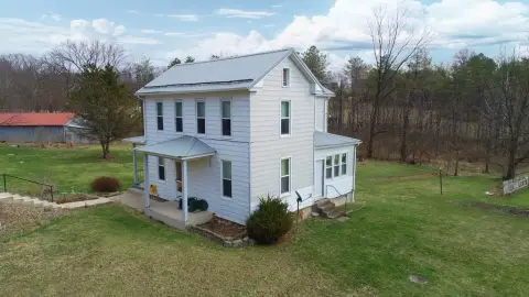 Hesston Farmhouse Near Raystown Lake