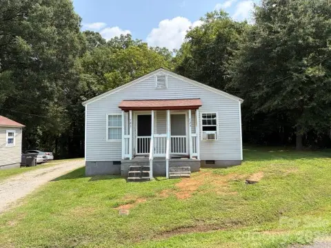 Two-Bedroom Duplex with Driveway Parking