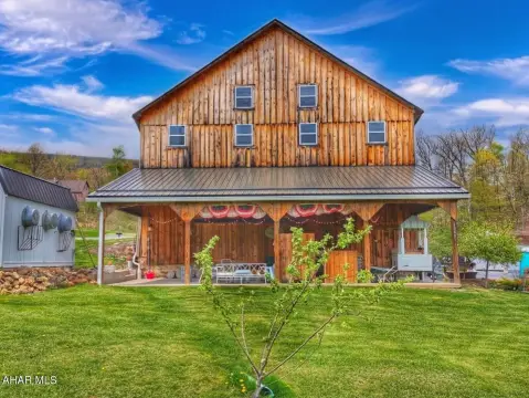 Iconic Barn on 6.59 Acres