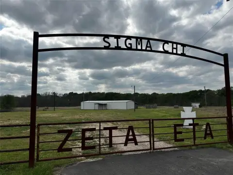 Versatile Acreage with Commercial Potential