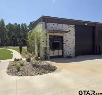Flex Space with Overhead Door