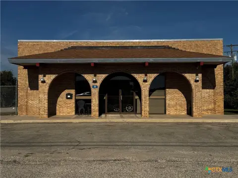 Automotive Property with Fenced Storage