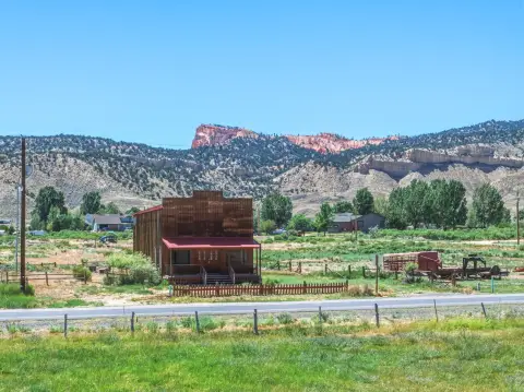 Commercial Retail Building on Acreage