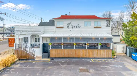 Thriving Restaurant with Apartment Above