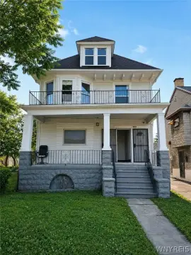 Multifamily Home with 4 Bedrooms