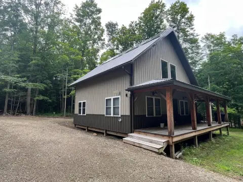 Secluded Off-Grid Retreat with Creek