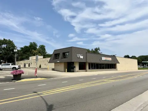 Versatile Commercial Building in LaSalle