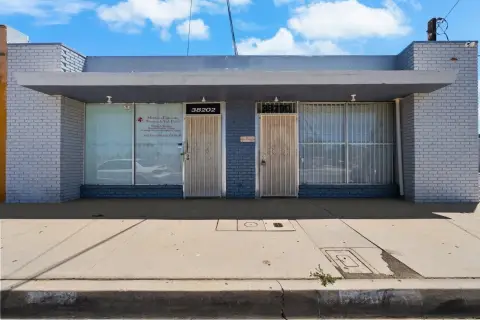 Versatile Commercial Space in Palmdale