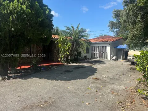 6-Unit Apartment Building