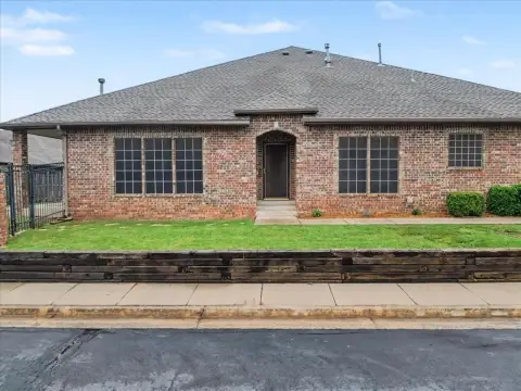 Updated Half-Duplex with Covered Patio