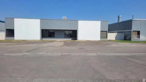 Tilt-Up Office Warehouse for Lease