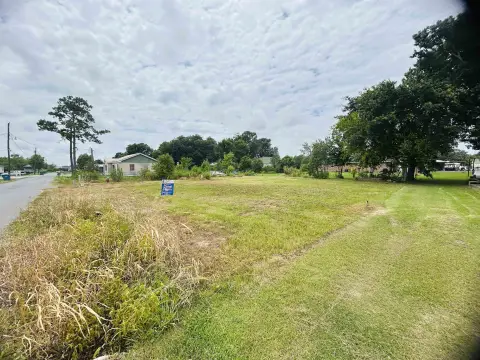 Vacant Corner Lot for Flexible Use