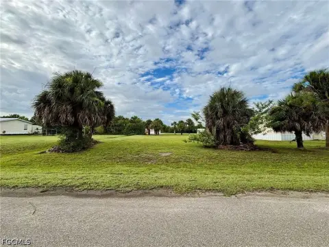 Waterfront Residential Lot in Moore Haven