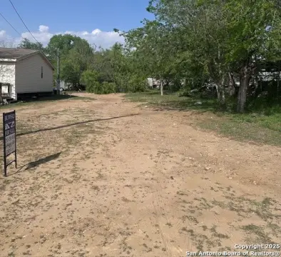 Residential Land in Natalia, TX