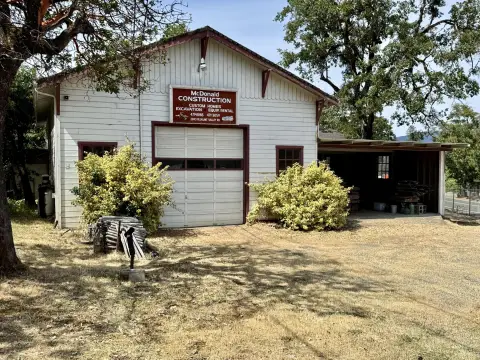 Manufacturing Building with Hoist